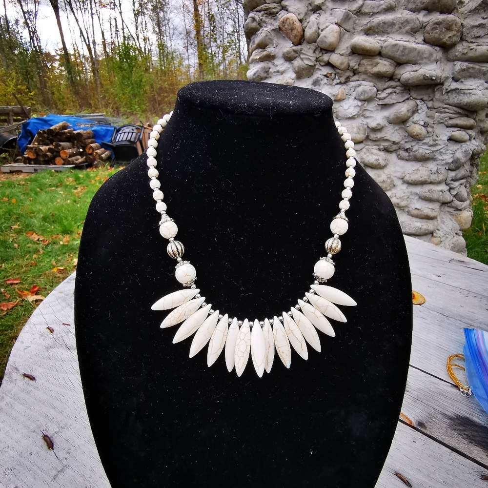 Dagger Bead Veined Stone Necklace
